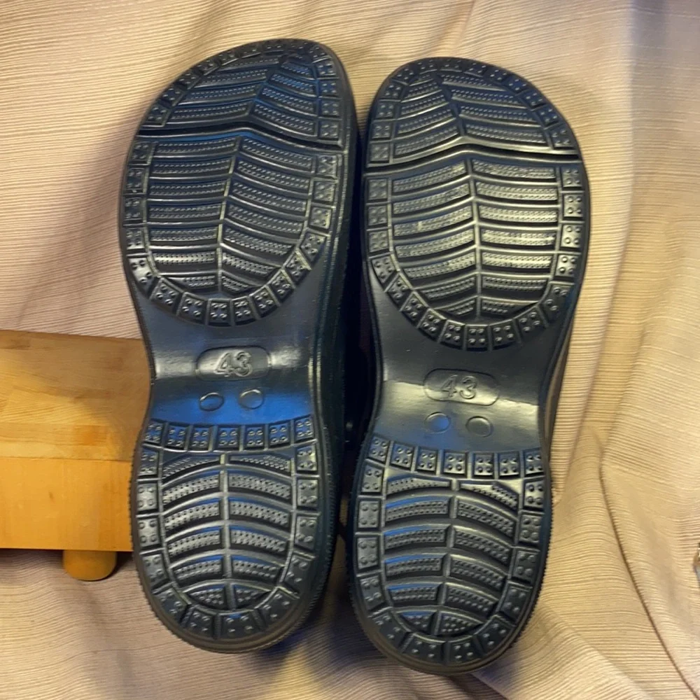 NWOT never worn platform mules w/4 nurse jibbitz